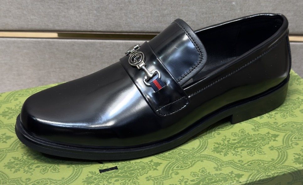 Gucci Men's Black Metal-Hardware Loafers - Rounded Toe