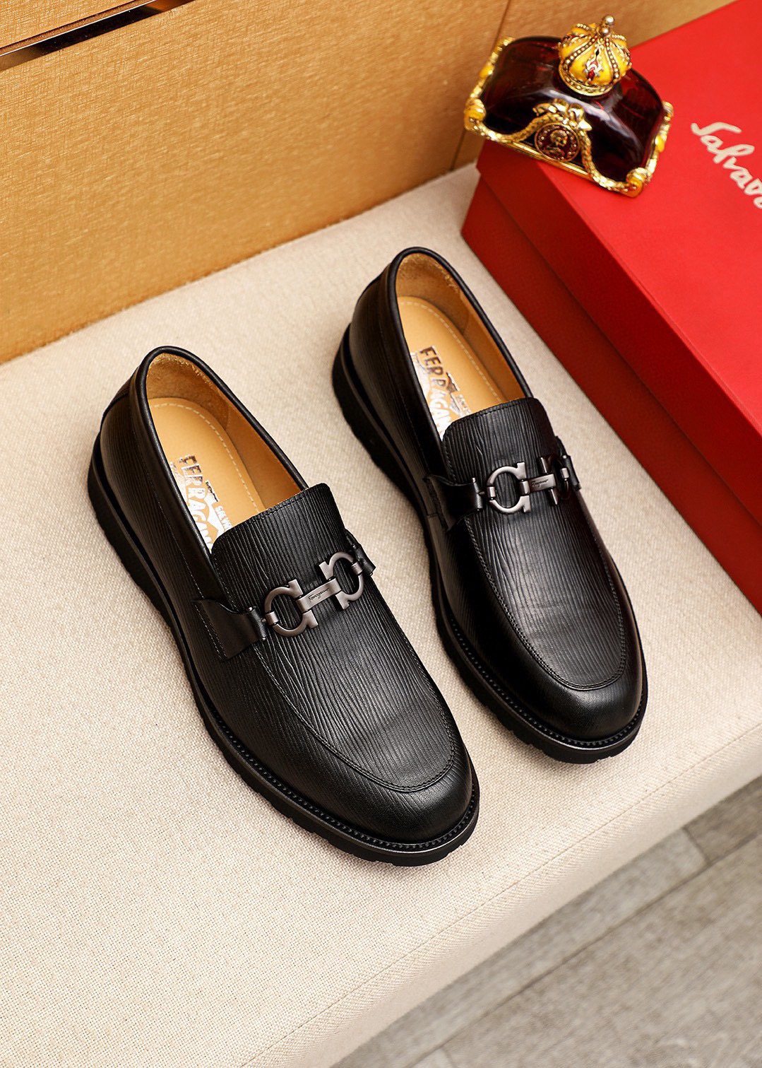 Ferragamo Men's Black Textured Bit Loafers - Rounded Toe